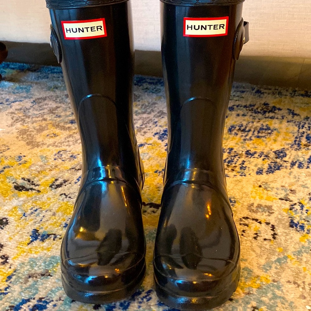 Black Hunter mid-calf rain boots. In excellent condition.